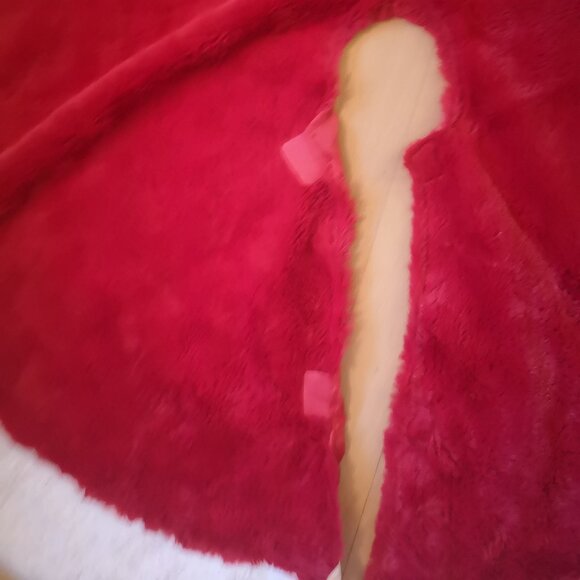 Dan Dee Collectors Choice Red & White Faux Fur w/ Backing Christmas Tree Skirt - Picture 4 of 7